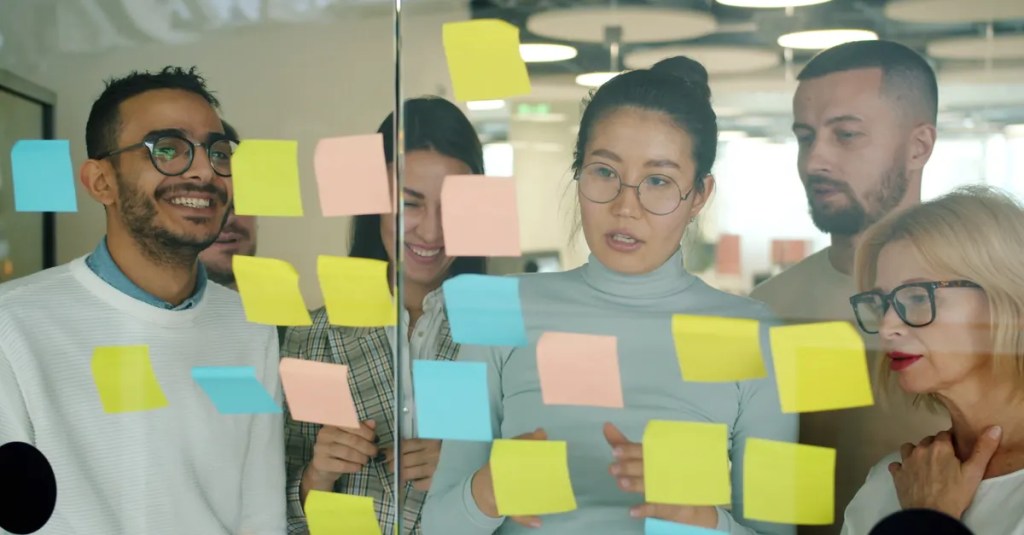 Nhóm nhân sự quốc tế trao đổi kế hoạch công việc trong môi trường văn phòng chuyên nghiệp.